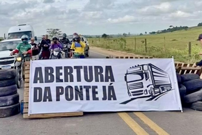 Foto: Divulgação - Manifestantes bloqueiam BR-101 entre Eunápolis e Itagimirim contra restrição na ponte do Rio Jequitinhonha