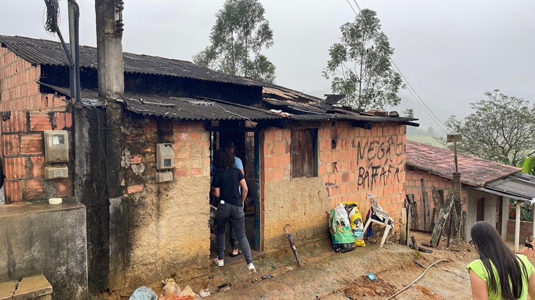 Prefeitura de Guaratinga presta atendimento  famlia vtima de incndio em Cajuta. (Foto: Divulgao)