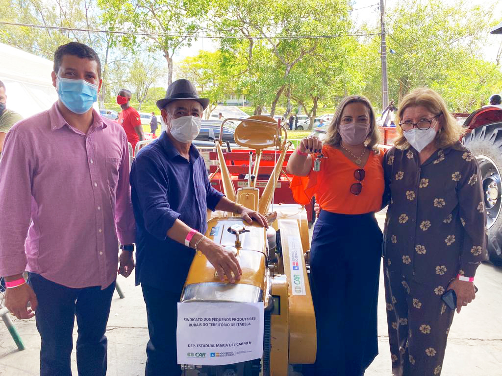 Deputada estadual Maria del Carmen, realiza a entrega do minitrator que ser destinado ao pequenos produtores rurais de Itabela. (Foto: Divulgao)