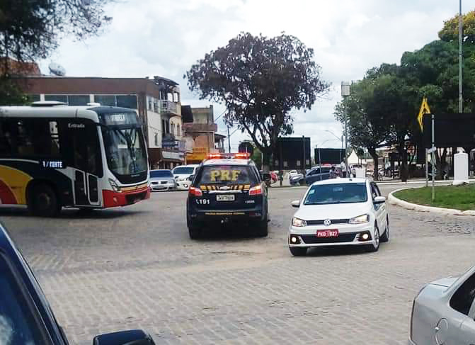 Viatura da PRF ficou parada na contramo no trevo da cidade. (Foto: Reproduo/Whatsapp)