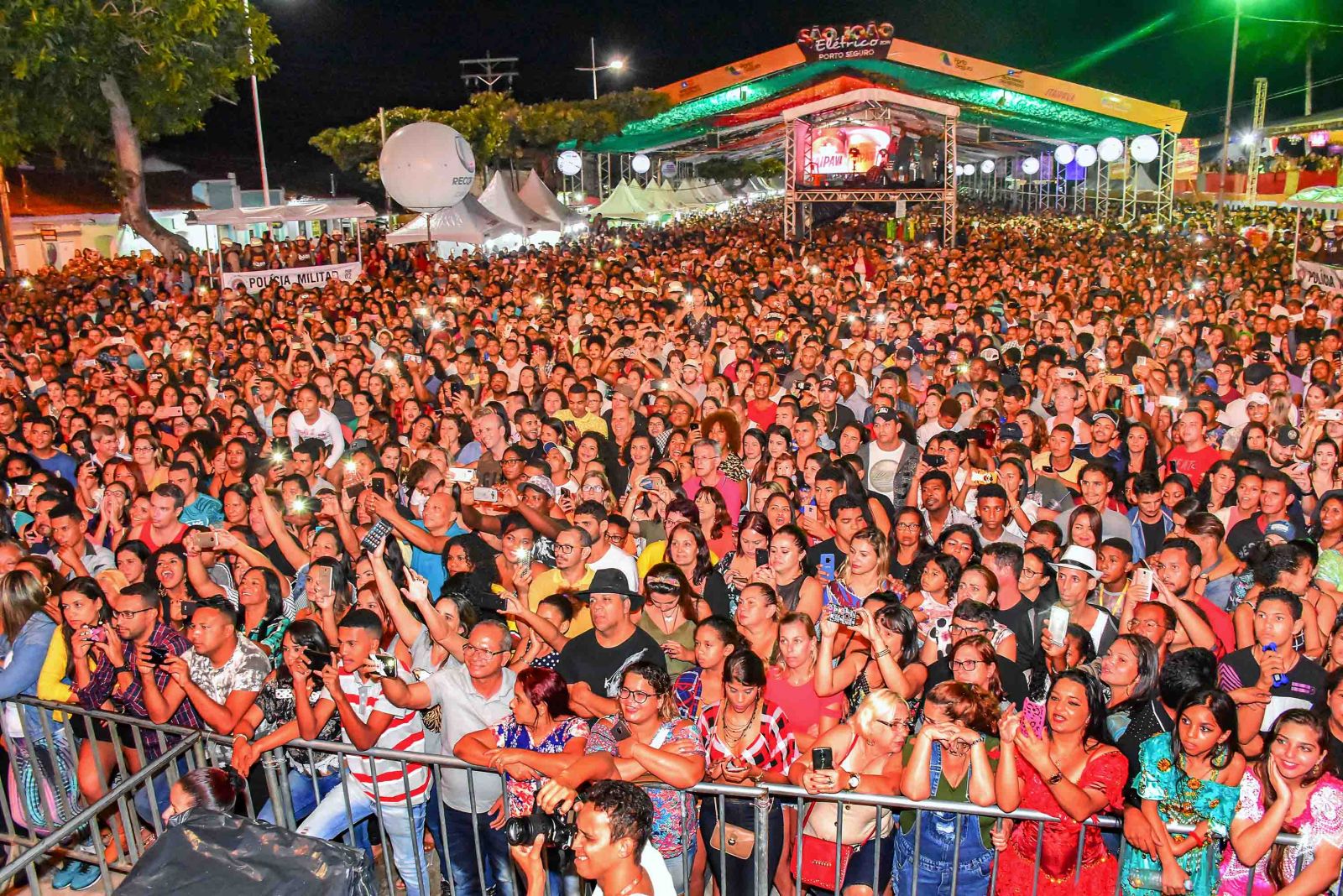 Dupla sertaneja levou uma multido que lotou a Passarela do Descobrimento neste domingo (23). (Foto: Divulgao/Ascom)