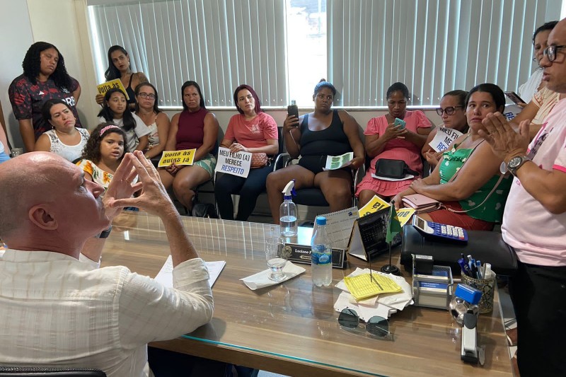 Prefeito esteve reunido com mes de alunos na ltima quarta-feira (25). (Foto: Divulgao)