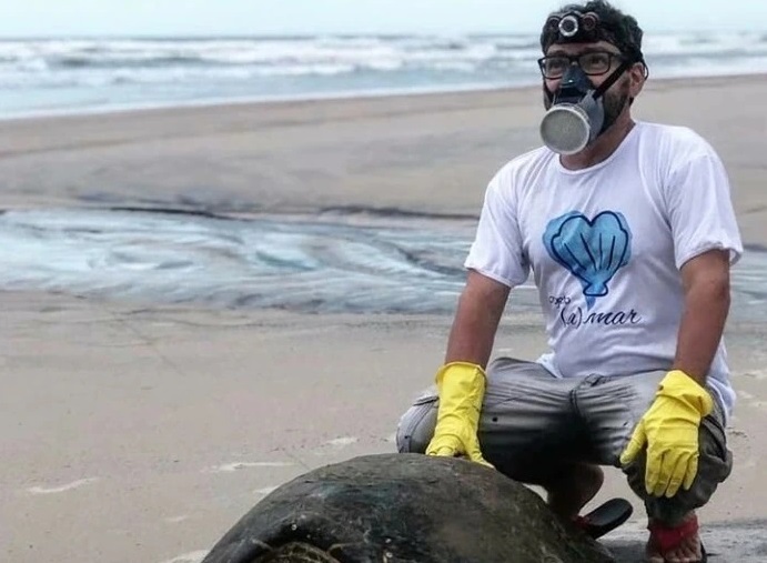 Mdico veterinrio e coordenador de encalhes do Projeto (a)mar, Wellington Laudano, que atua em prol da conservao marinha entre Mara e Canavieiras, no sul da Bahia