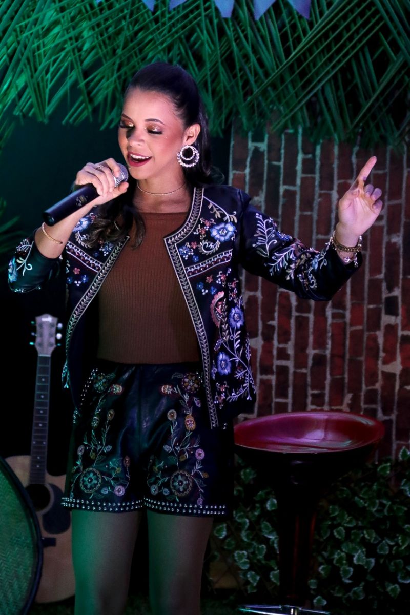 Cantora Iza Ferreira  uma das atraes do evento. (Foto: Divulgao)