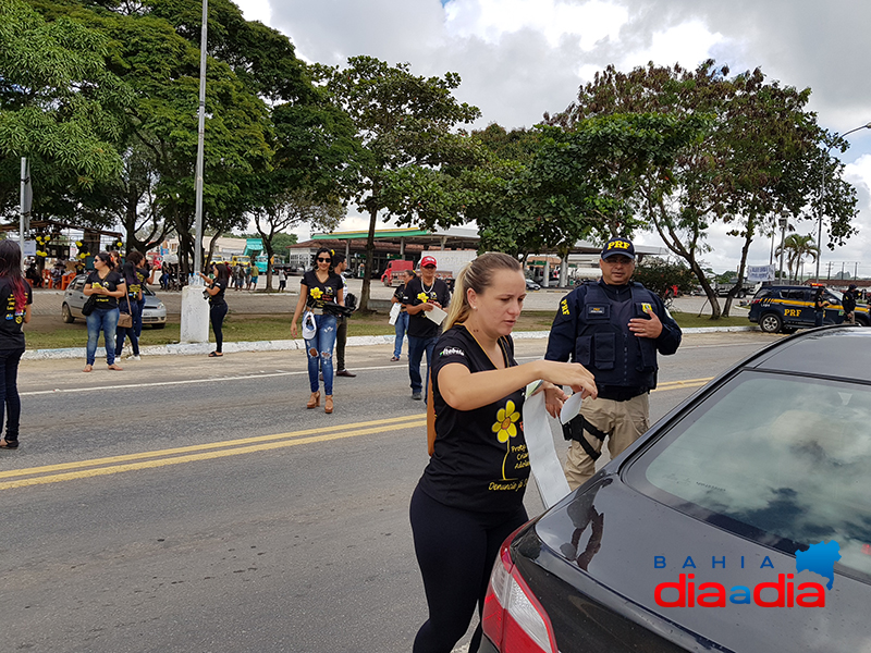 Blitz Educativa que contou com o apoio da PRF, realizou panfletagem e aes voltada aos motoristas. (Foto: Alex Gonalves/BAHIA DIA A DIA)