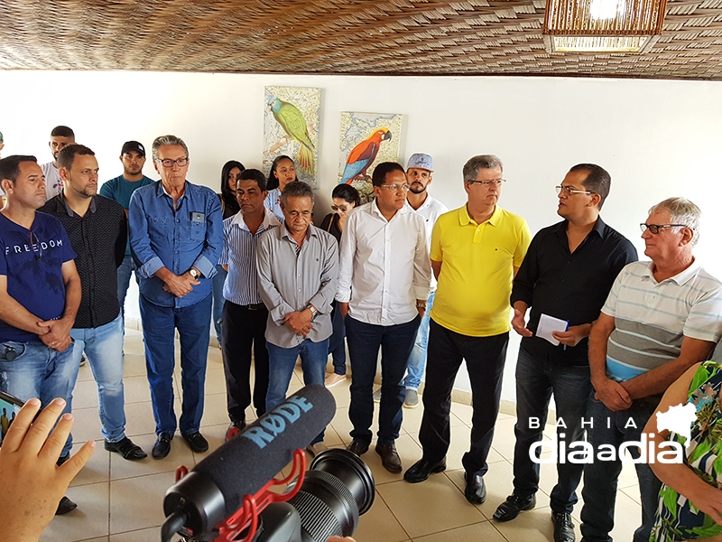 Deputados Jutahy Magalh�es Jr. e Augusto Castro tem recep��o calorosa em Itabela. (Foto: Alex Gon�alves/BAHIA DIA A DIA)