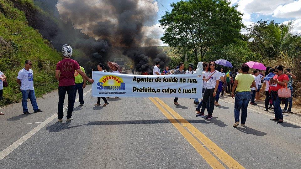 Servidores colocaram ganhos de arvores e queimaram pneus.(Foto: Alex Gonalves/BAHIA DIA A DIA)