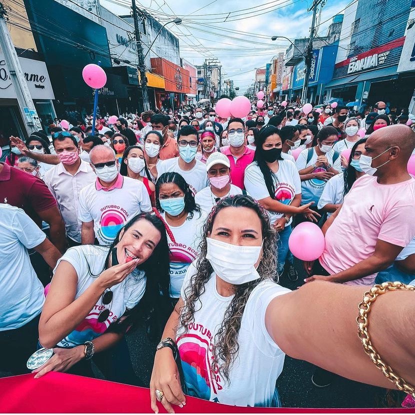 Prefeita Cordlia Torres participou da Caminhada Rosa. (Foto: Divulgao)