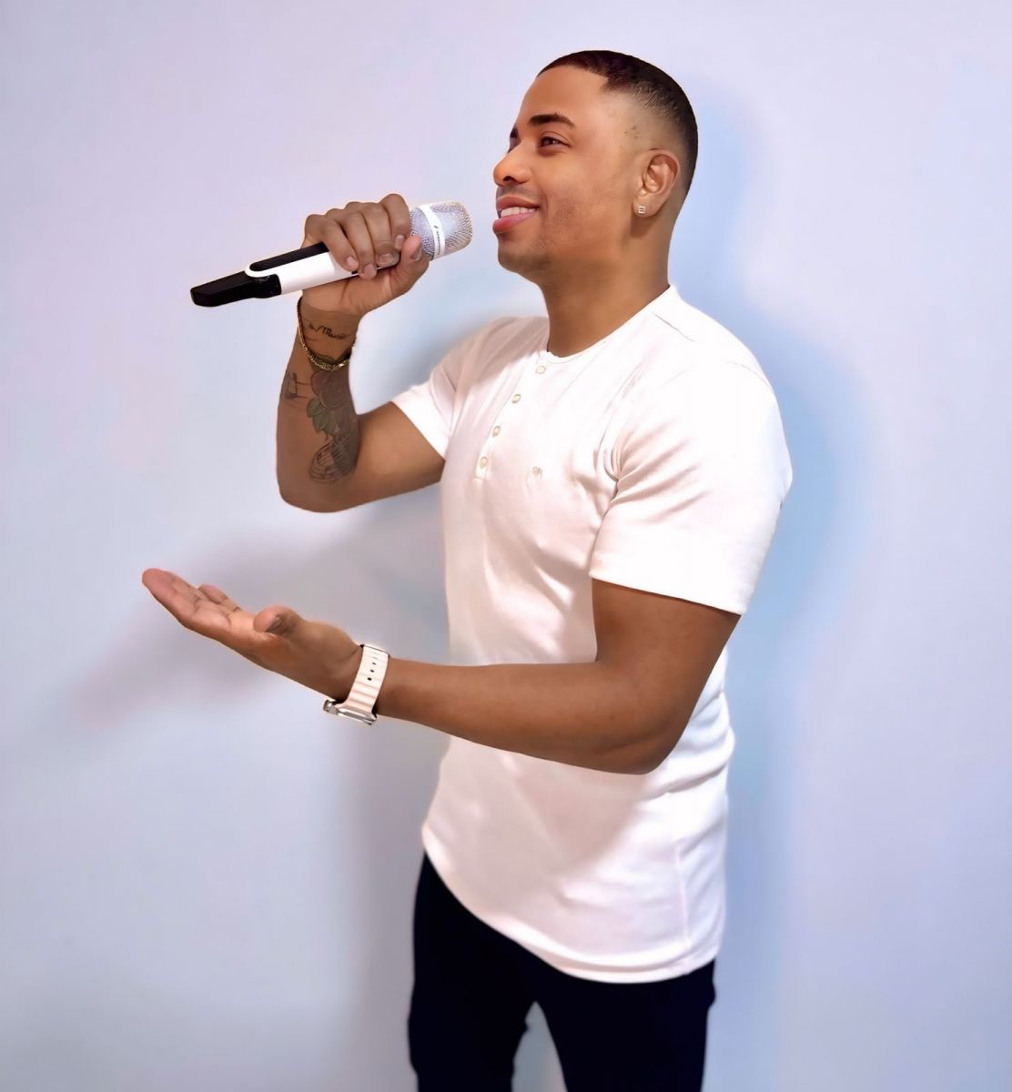 Prefeito Flauzino anuncia show de Kaio Oliveira para celebrar pavimenta��o asf�ltica de Monte Pascoal