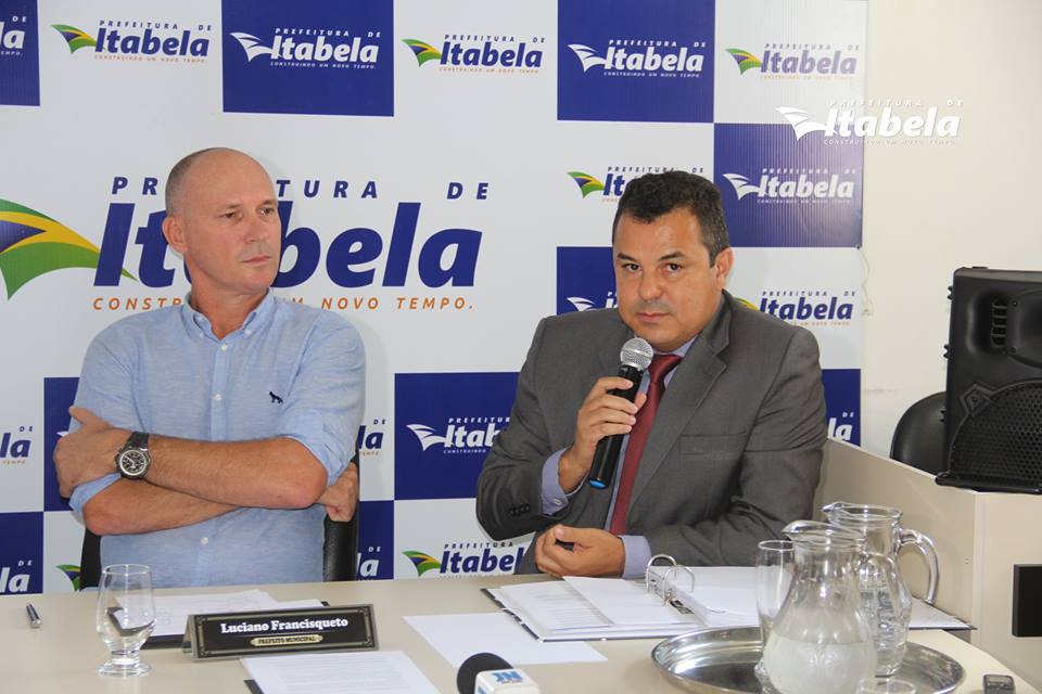 Prefeito de Itabela, Luciano Francisqueto e o assessor jurdico, Antnio Pitanga durante coletiva sobre o precatrio. (Foto: Arquivo/BAHIA DIA A DIA)