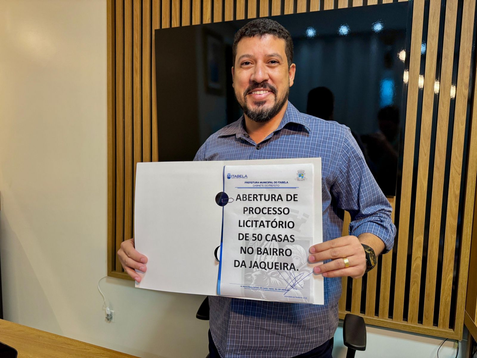 Prefeito Ricardo Flauzino assina abertura de processo licitatório para construção de 50 casas populares no bairro da Jaqueira