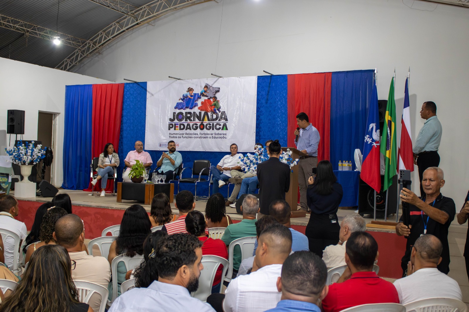Prefeito Gandhi anuncia reajuste salarial acima do piso para professores de Guaratinga. (Foto: Marcos Leão) Prefeito Gandhi anuncia reajuste salarial acima do piso para professores de Guaratinga. (Foto: Marcos Leão)