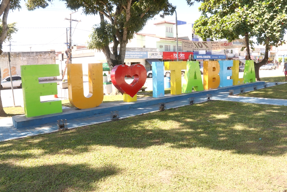 Artista foi o criador do letreio  Eu Amo Itabela, monumento fixado no trevo da cidade. (Foto: Clerison de Oliveira) 