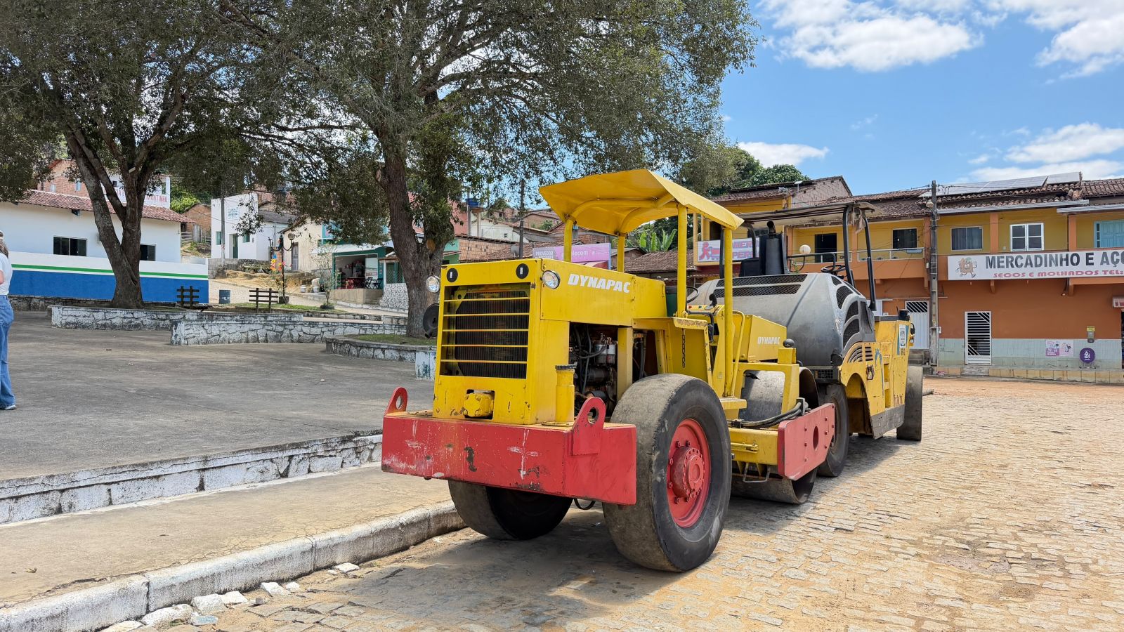 Prefeito Flauzino e vereadora Simone Sossai anunciam chegada de m�quinas para pavimenta��o de Montinho
