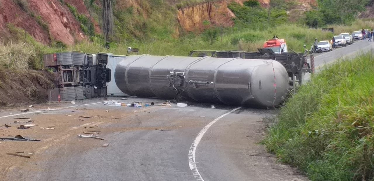 Carreta de etanol anidro est virada na pista desde a manh desta quarta-feira (5). (Foto: Divulgao)