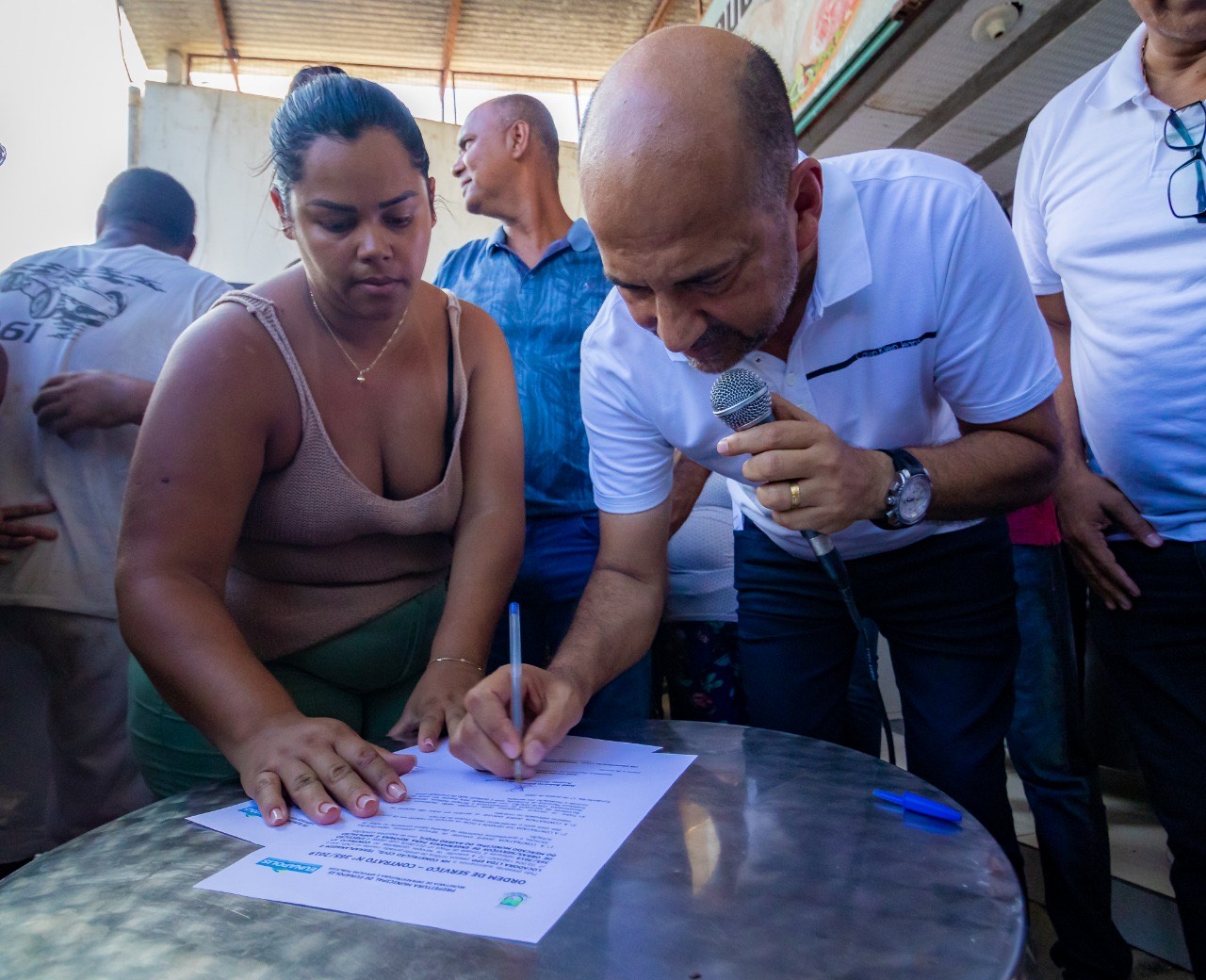 Prefeito Robrio Oliveira assinou uma das mais uma importante obra para o municpio. (Foto: Divulgao)