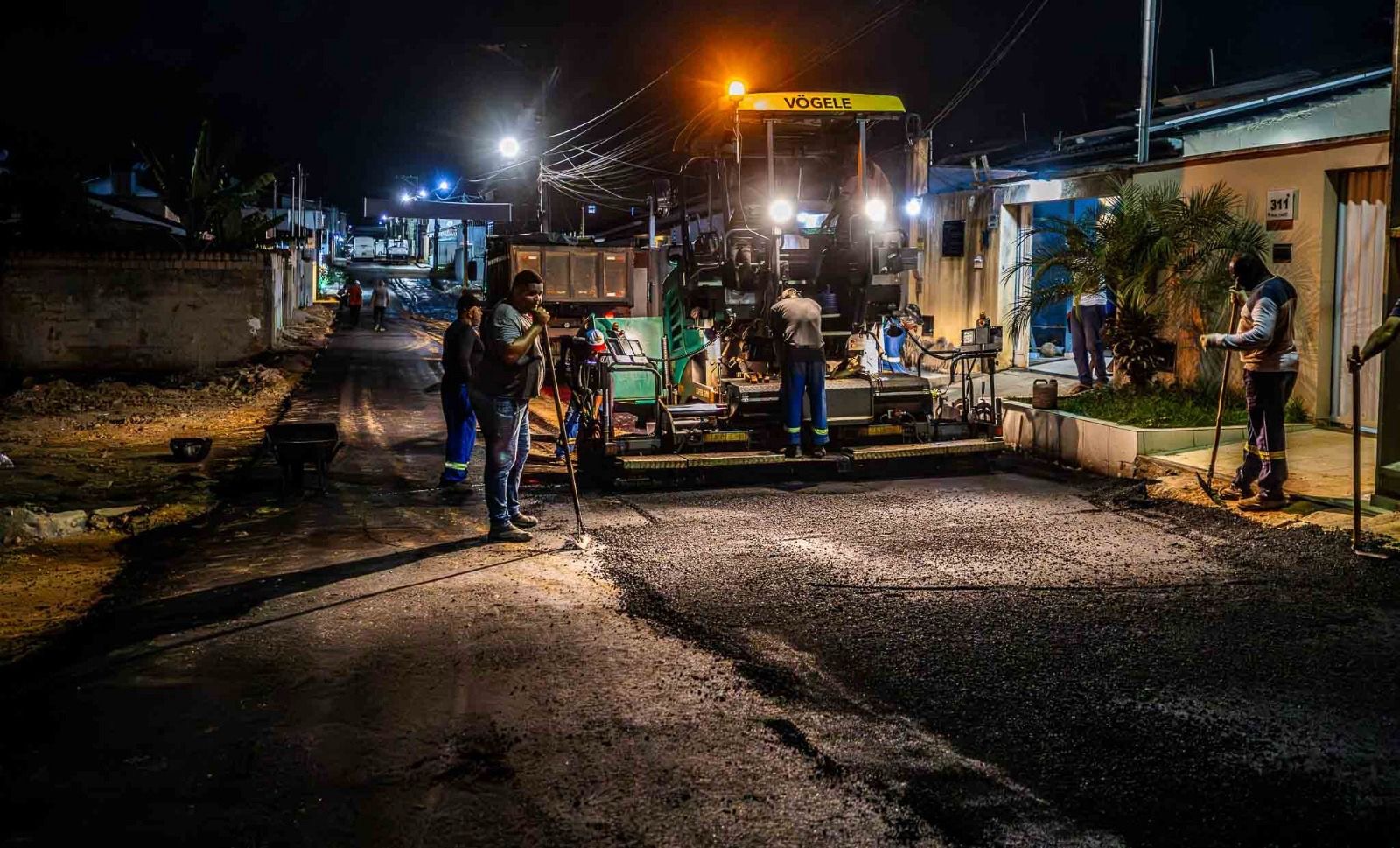 Obra da Prefeitura: moradores comemoram serviço de drenagem e asfalto na Rua Chade, em Eunápolis Obra da Prefeitura: moradores comemoram serviço de drenagem e asfalto na Rua Chade, em Eunápolis