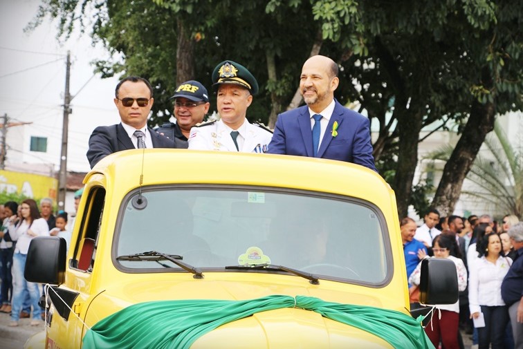 Prefeito participa de desfile pelas ruas da cidade. (Foto: Devanir Manzolli e Tssio Loureiro)