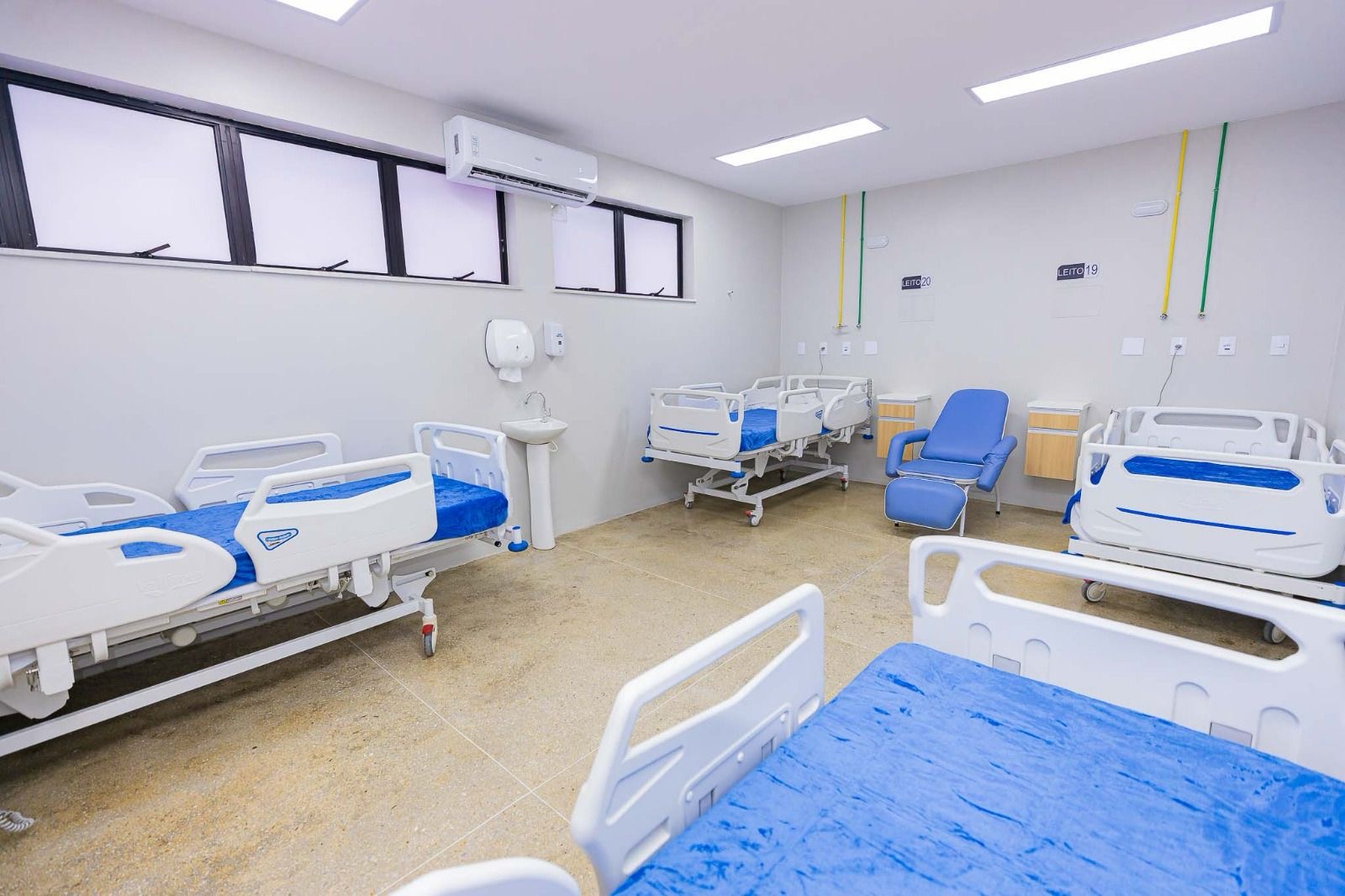 HGE em novo patamar: Rob�rio entrega tom�grafo, sala de medica��o e Enfermaria; SAMU, Educa��o e Assist�ncia Social recebem novos ve�culos