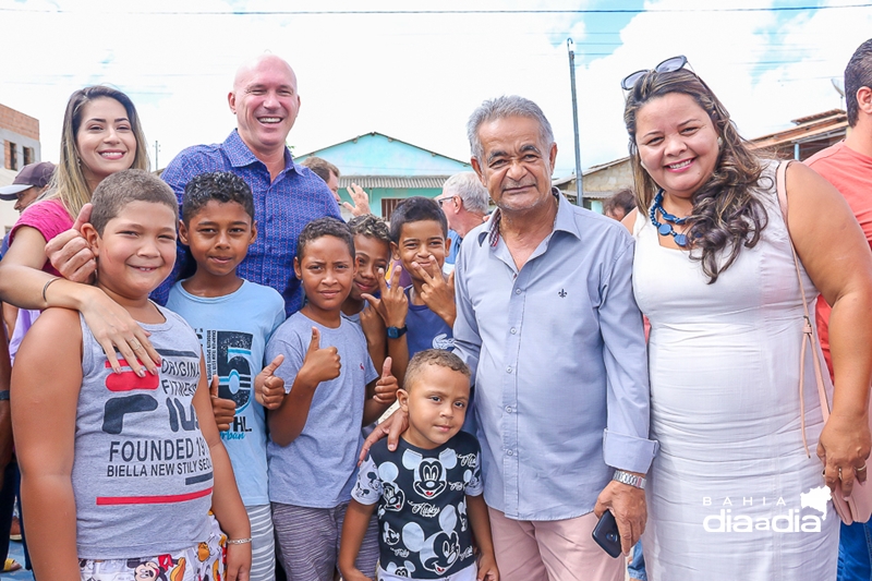 Prefeito Luciano Francisqueto, ao lado da namorada, Luana Bolelli, do vice-prefeito, Gedalvo Matos, da secretaria de educao, Christiane Coelho, posam ao lado de alunos da escola. (Foto: Joziel News/BAHIA DIA A DIA)