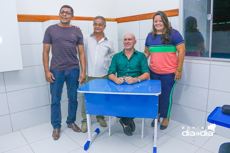 Prefeito Luciano Francisqueto, ao lado do vice-prefeito, Gedalvo Matos, sec. de educao, Christiane Coelho e sec. de obras, Jinivaldo Miranda. (Foto: Joziel News/BAHIA DIA A DIA)