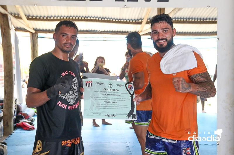 Professor Dudu Monteiro, recebe a graduao preta do atleta medalhista Ravy Brunow. (Foto: Joziel News/BAHIA DIA A DIA)