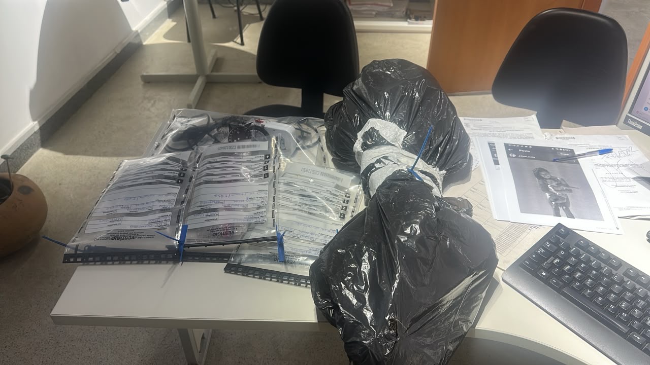 Estufa equipada para cultivo de drogas � localizada dentro de um im�vel em Trancoso