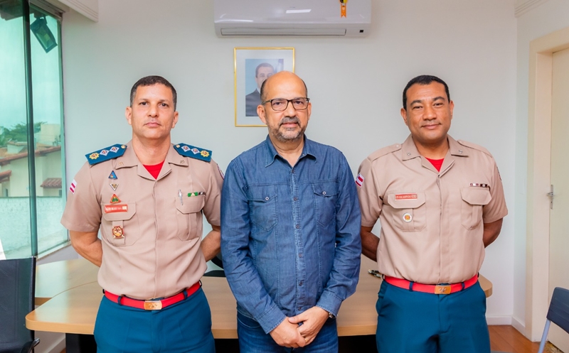 Prefeito Robrio assina documentos para implantao do Corpo de Bombeiros. (Foto: Divulgao)