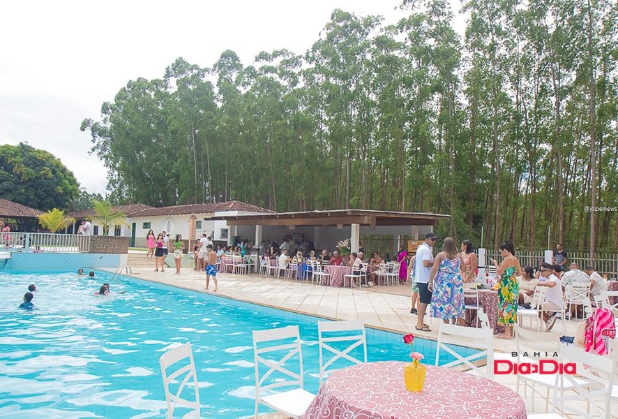 Nara Pinha rene amigos e familiares para comemorar sua graduao em Direito - Foto: Alex Gonalves 