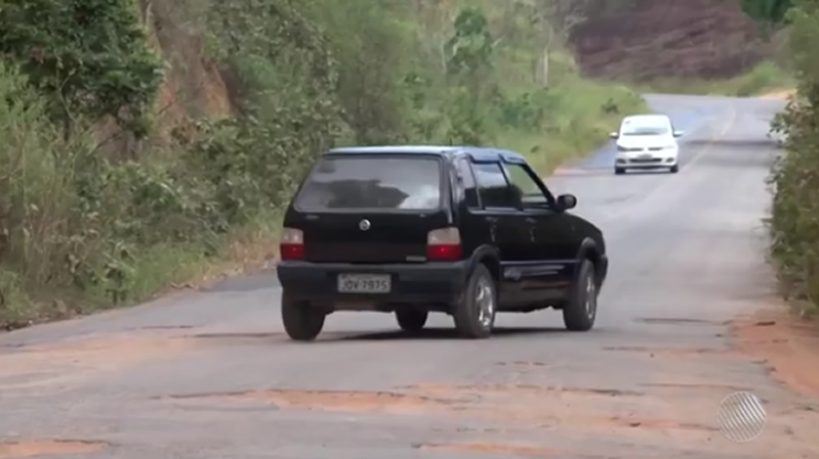 Motoristas se queixam de estrada esburacada na BA-283. (Foto: Reproduo/TV Santa Cruz)