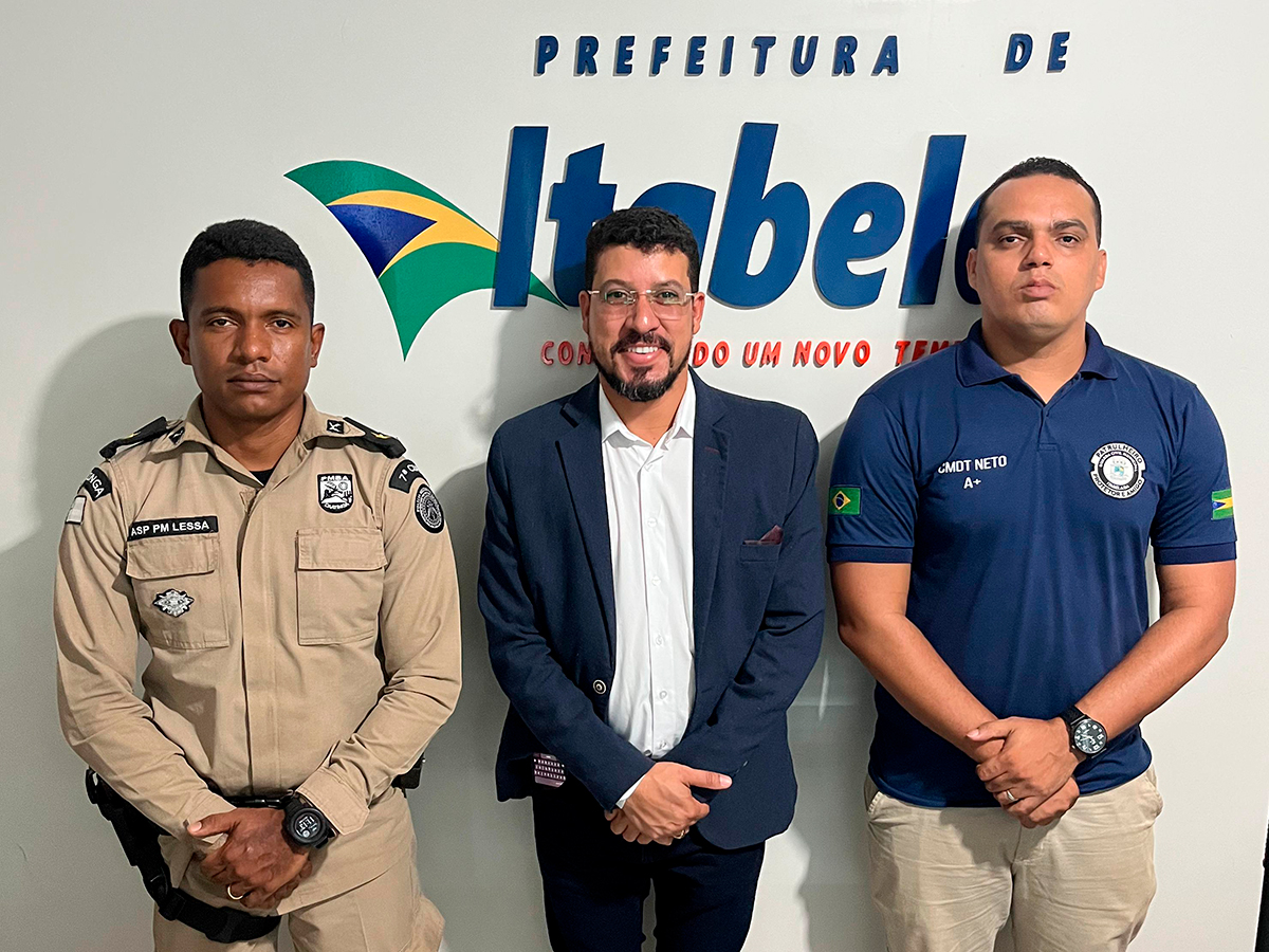 Prefeito Flauzino, Comandante do 4 Peloto de Itabela e o comandante da Guarda Civil de Itabela, Osvaldo Neto. (Foto: Divuglao)