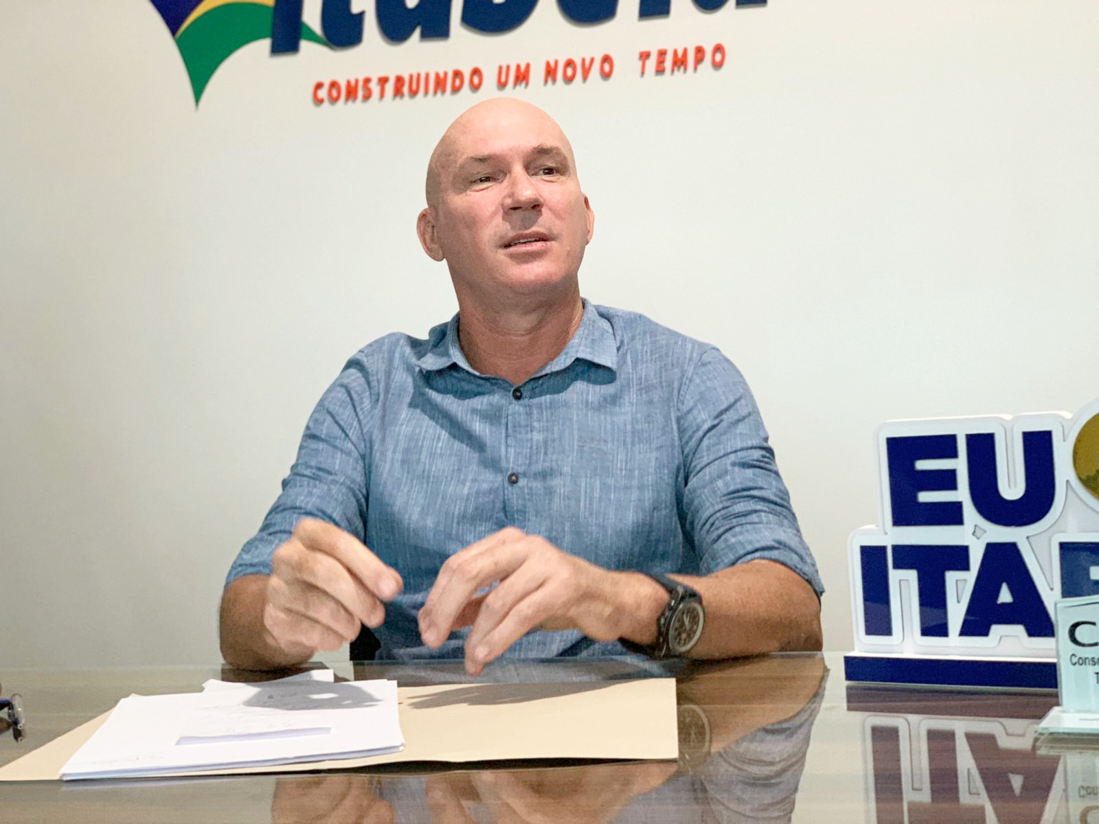 Prefeito Francisqueto anunciou o indito reajuste para 33,50%, o que supera todas as expectativas da categoria dos professores. (Foto: Divulgao)