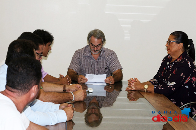 Presidente da Cmara de Itabela, Alex sa Pax e a deputada ngela Sousa durante reunio. (Foto: BAHIA DIA A DIA)