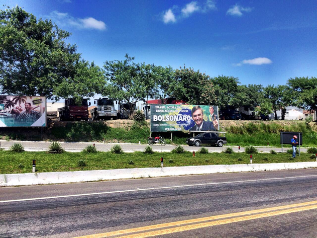 Outdoor em apoio a Jair Bolsonaro est fixada na entrada de Itabela, s margens da BR-101. (Foto: Reproduo/Facebook)