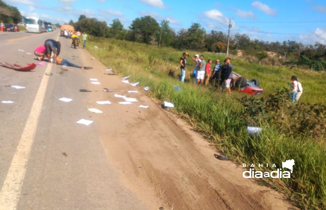 Casal ficou gravemente ferido no acidente. Carro em que eles estavam se partiu ao meio. (Foto: Reproduo/Whatsapp)