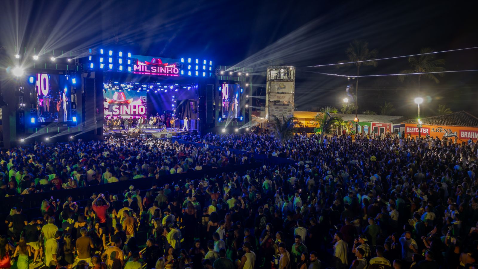 Segunda noite do R�veillon Ax� Moi faz p�blico cantar e dan�ar