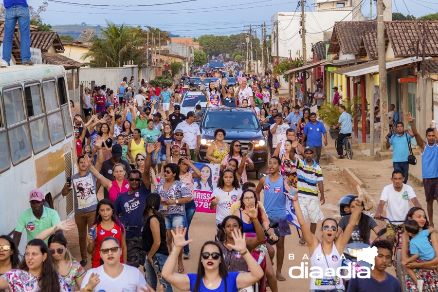 Alm das centenas de carros que acompanharam a caravana, uma multido de pessoas tambm tomou a frente e saiu em caminhada durante o evento. (Foto: Orasta)