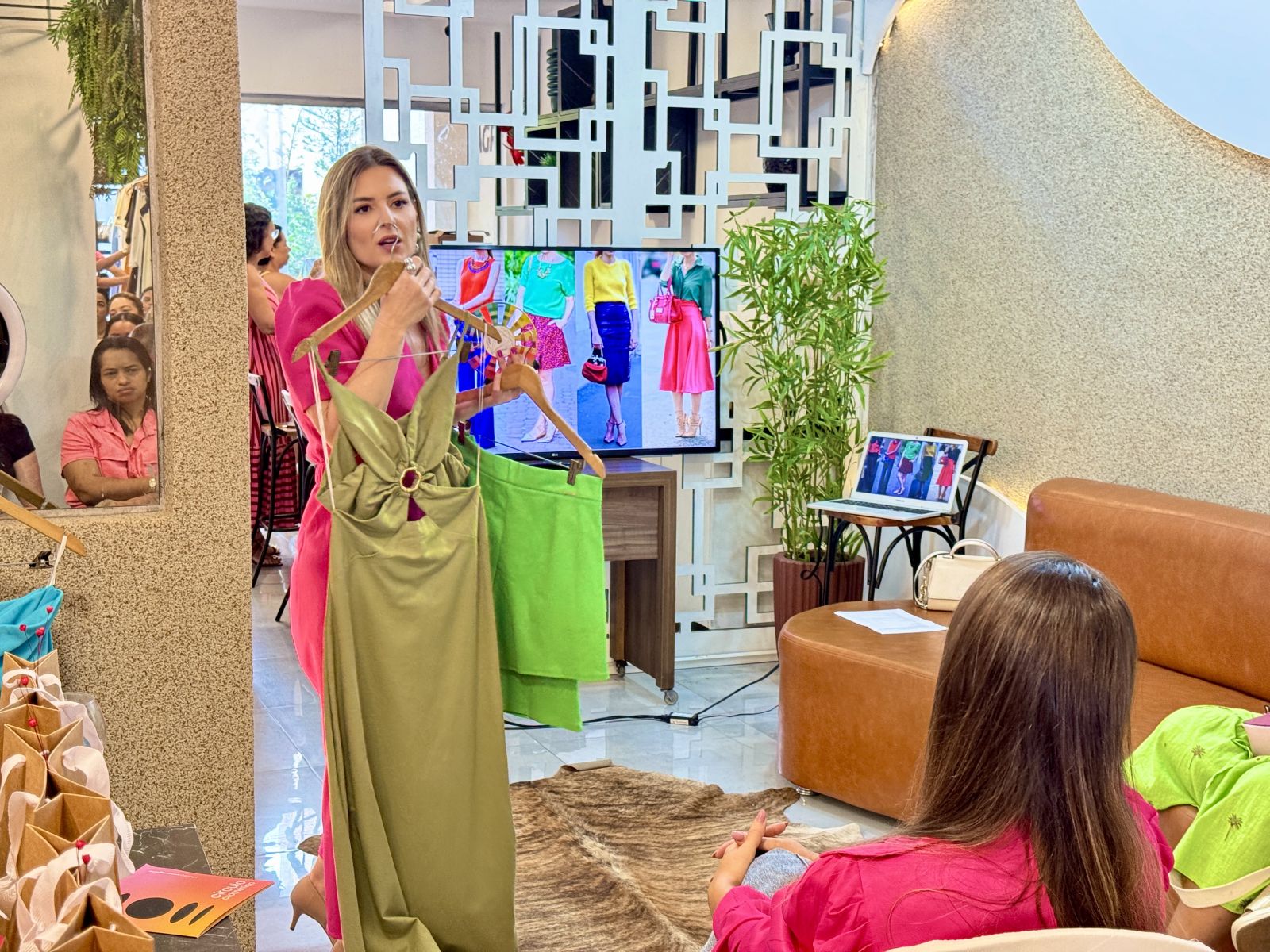 consultora de imagem e estilo Jaque Fiorot trouxe uma reflexo sobre a autoestima e o poder da imagem pessoal.(Foto: Alex Gonalves