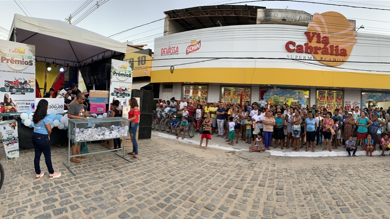 Uma multido acompanhou o sorteio dos prmios. (Foto: Joziel Costa/BAHIA DIA A DIA)