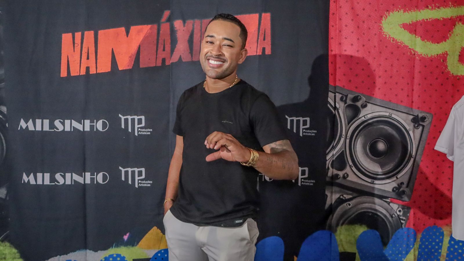 Segunda noite do R�veillon Ax� Moi faz p�blico cantar e dan�ar