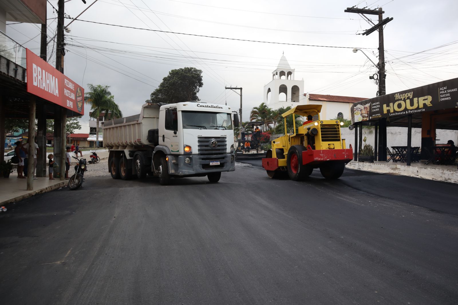 Prefeito Flauzino acompanha pavimenta��o asf�ltica em Monte Pascoal e comemora realiza��o de antigo sonho dos moradores. (Foto: Divulga��o)