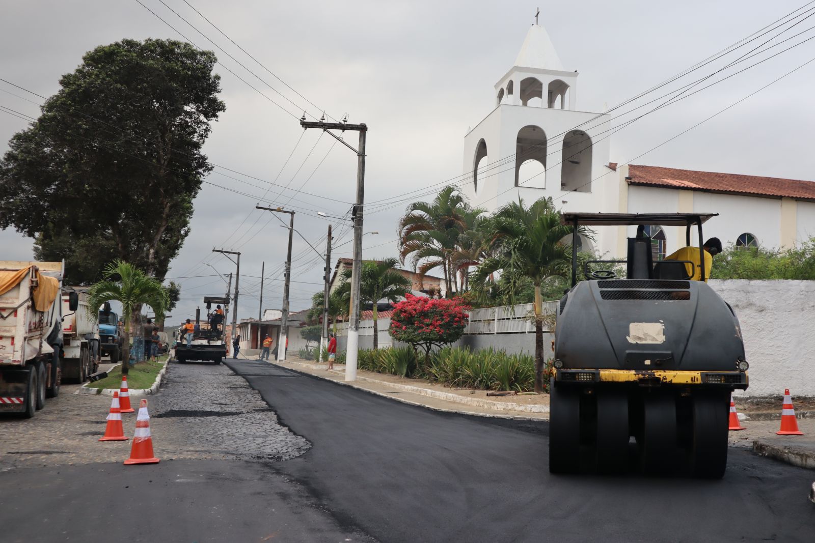Prefeito Flauzino acompanha pavimenta��o asf�ltica em Monte Pascoal e comemora realiza��o de antigo sonho dos moradores. (Foto: Divulgal��o)