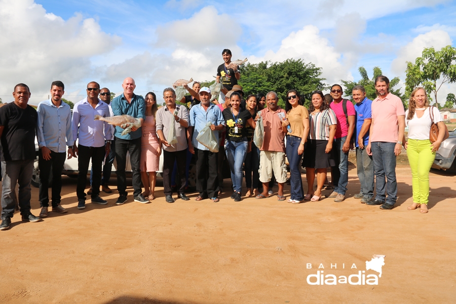 Equipes de diversas secretarias ajudaram na distribuio dos peixes. (Foto: Alex Gonalves/BAHIA DIA A DIA)