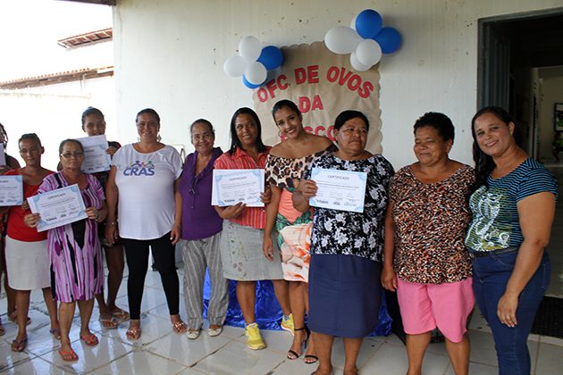 Secretria de Assistncia Social, Kamily Vieira, fez a entrega dos certificados de concluso para as participantes. (Foto: Divulgao)