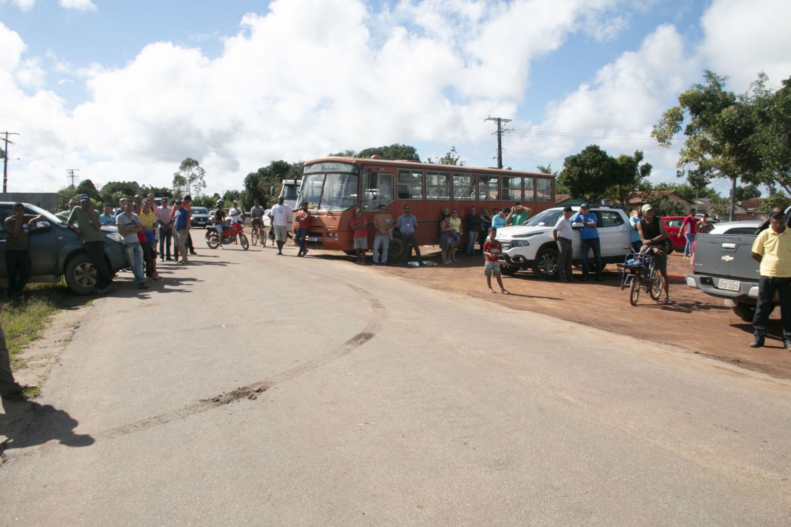 Trecho que liga Itabela a Guaratinga foi interditado na manh desta tera-feira (30). (Foto: Alex Gonalves/BAHIA DIA A DIAA)