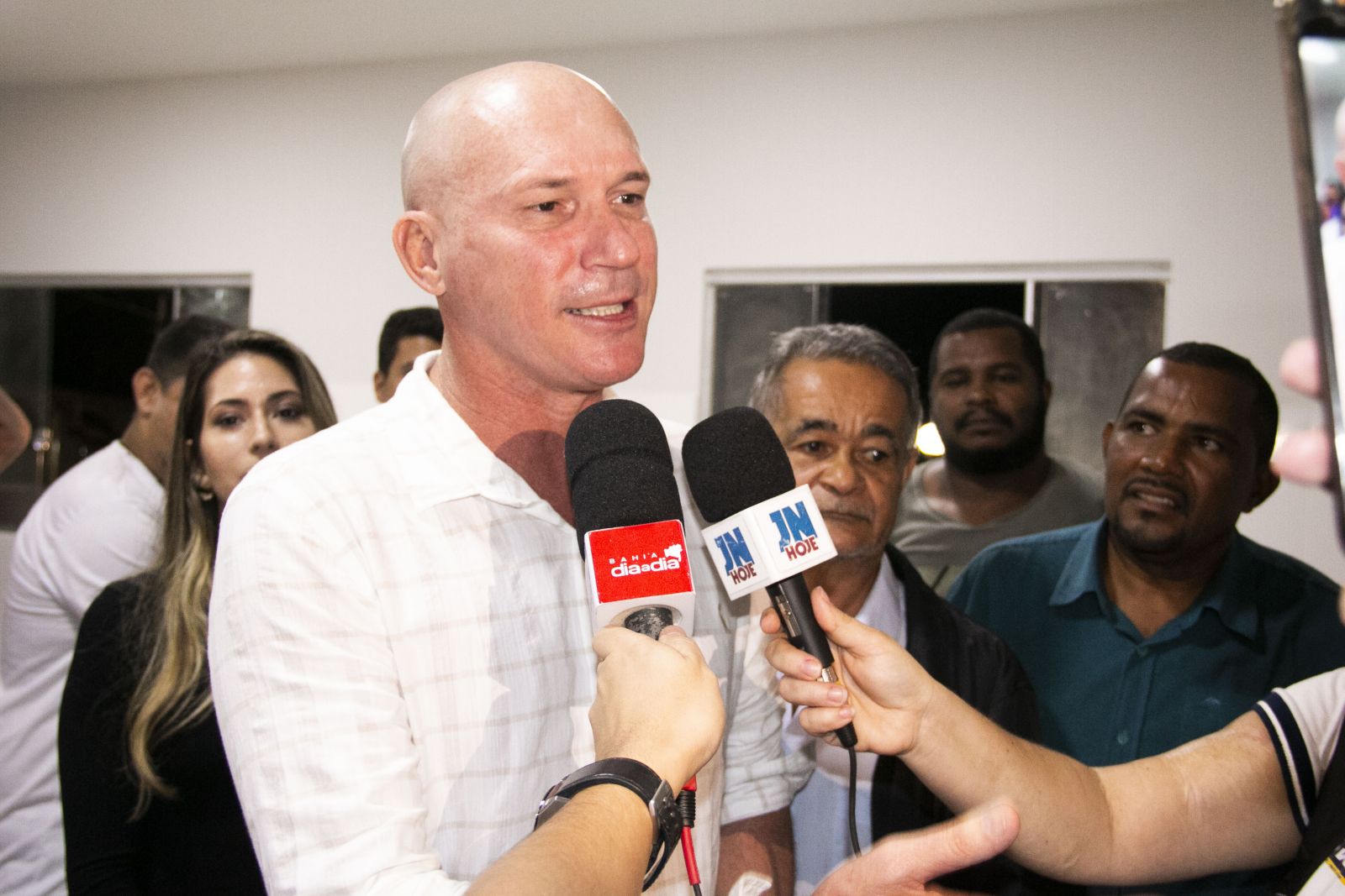 Prefeito Luciano Francisqueto fala da alegria em entregar mais uma escola reformada. (Foto: Joziel Costa/BAHIA DIA A DIA)