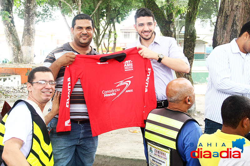 Neto Carletto realizou a entrega das camisas aos Mototaxistas. (Foto: Joziel Costa)