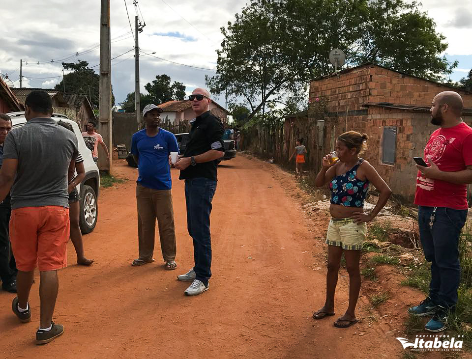 Prefeito Luciano Francisqueto aproveitou para acompanhar o servio que foi muito solicitado pelos moradores. (Foto: Divulgao)