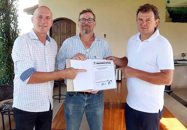 Prefeito Luciano Francisqueto, ao lado do presidente da empresa de minerao, Richard Pearce e do secretrio de meio ambiente, Ednardo de Morais. (Foto Divulgao)