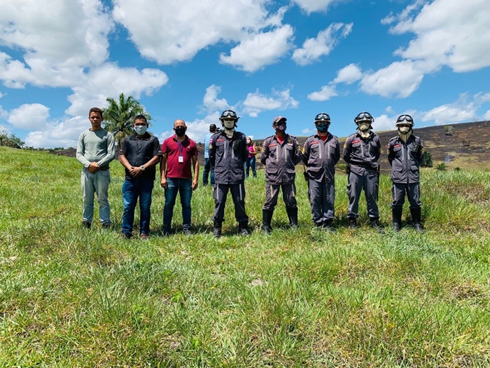 Bombeiros Militares de Porto Seguro estiveram no municpio fazendo a avaliao tcnica na rea queimada para evitar possveis focos de resignao de fogo. (Foto: Divulgao)